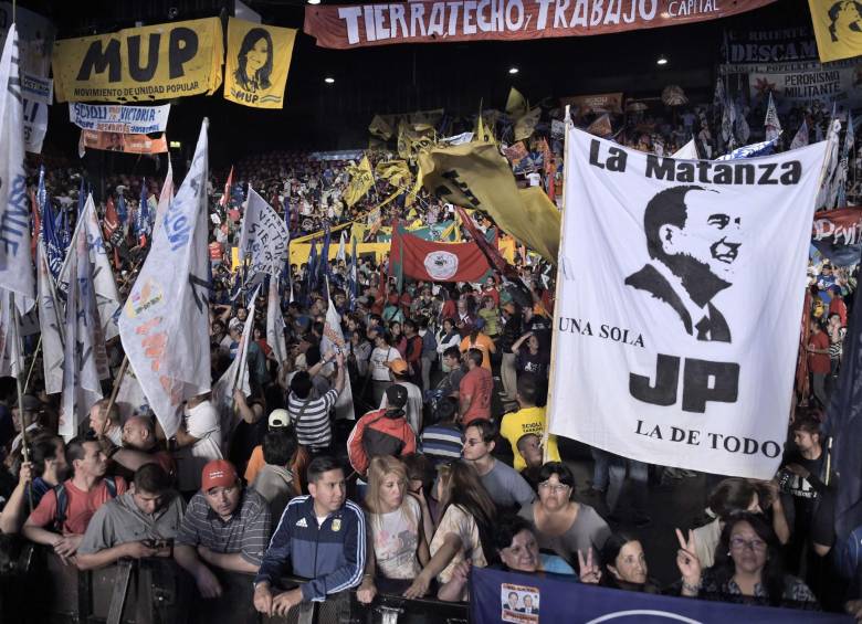 El oficialismo cerró su campaña ayer en el Luna Park. Mientras tanto, el opositor Mauricio Macri hizo lo mismo con un acto en Vicente López y cuestionó la gestión de Cristina. FOTO afp