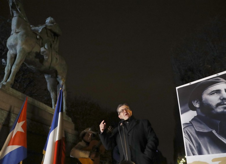 Jean-Luc Melenchon, líder del PG en Francia, habló en una ceremonia en París donde se rindió tributo a Castro cerca de la estatua de Simón Bolívar. FOTO AFP 