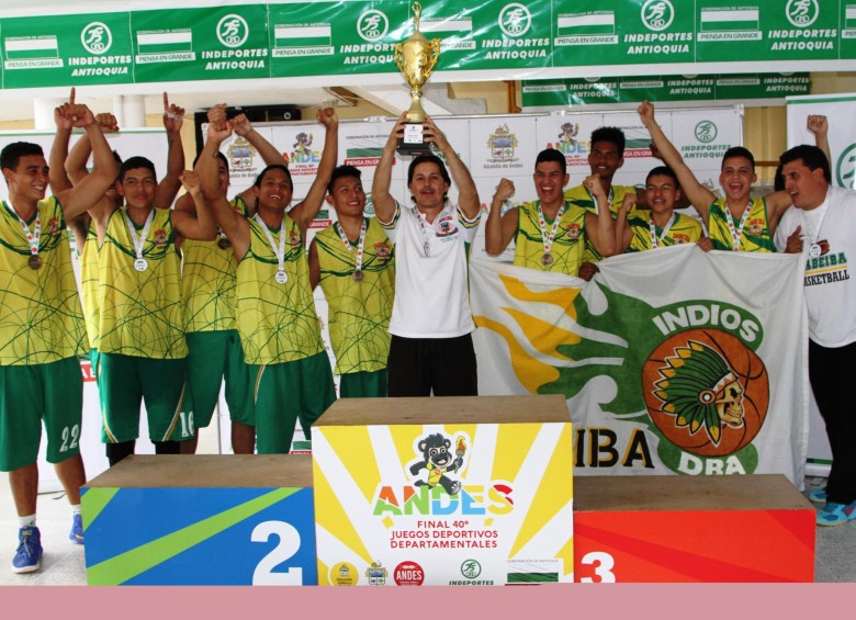 “Indios”, como se conoce al elenco de Dabeiba, celebra el título del baloncesto masculino en los Juegos Departamentales, que se desarrollan en Andes. FOTO cortesía-Rodrigo Mora-Indeportes