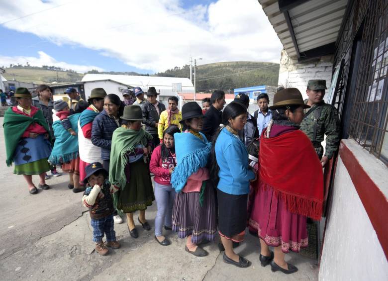 La gente salió a votar en Ecuador en la consulta popular. Uno de los temas que de la consulta es si están de acuerdo con la reelección indefinida de autoridades, entre ellas, para la Presidencia de la República. Foto AFP.