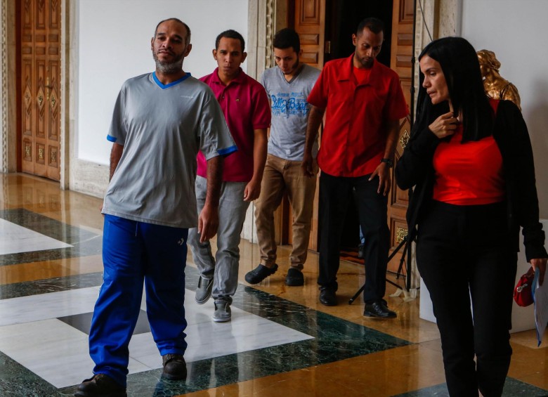 Un grupo de “presos políticos” caminan durante una reunión previa a su liberación. FOTO EFE