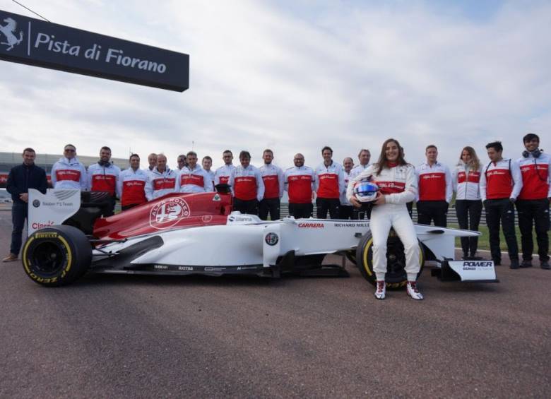 Esta fotografía fue tomada por el equipo Sauber antes de las pruebas del domingo en Fiorano. Tatiana y su equipo de trabajo. FOTO CORTESÍA OFICINA DE PRENSA TATIANA CALDERÓN