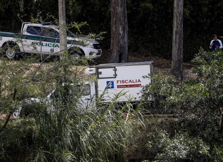 La diligencia judicial del pasado jueves donde fueron hallados los cadáveres en zona boscosa de Copacabana. FOTO JAIME PÉREZ