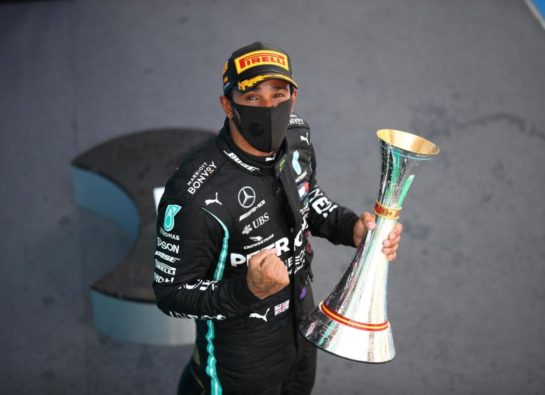 Lewis Hamilton con el trofeo del GP de España. FOTO EFE