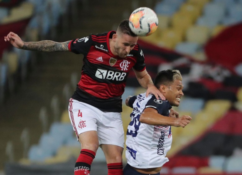 Teófilo Gutiérrez luchando por el balón en la derrota 3-1 frente al Flamengo. FOTO AFP