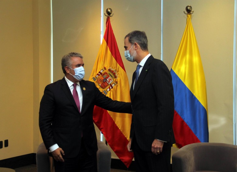 El presidente Iván Duque en compañía del rey Felipe VI de España durante la posesión del mandatario de Bolivia, Luis Arce. FOTO EFE