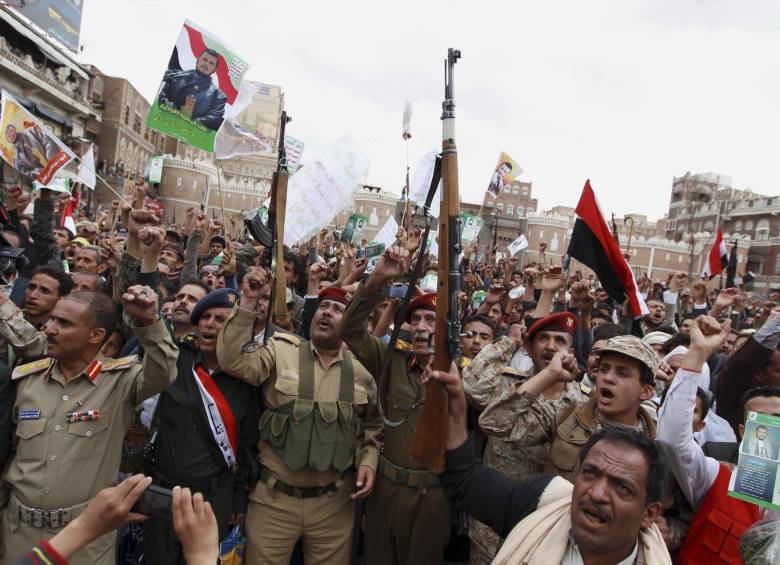 Durante los últimos días, milicias hutíes y ciudadanos chiíes han protestado en la plaza principal de la capital, Sanaa, contra los bombardeos saudíes, que han dejado 40 civiles muertos. FOTO ap