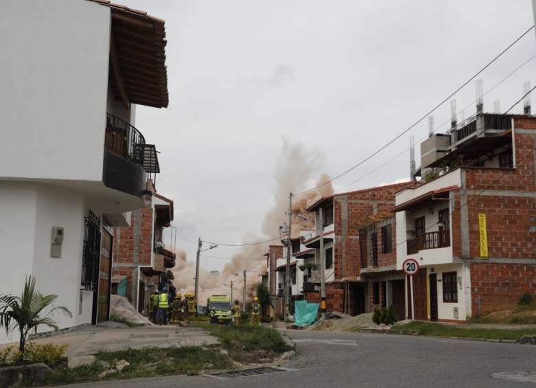 El edificio Altos del Lago cayó a las 10:10 a.m. en Rionegro. FOTO ESTEBAN VANEGAS