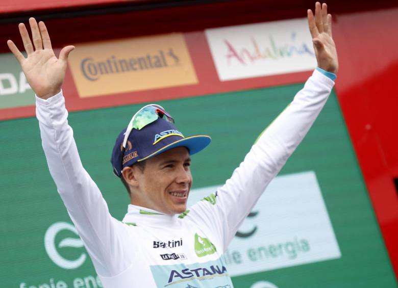 López mantiene la camiseta blanca que lo acredita como el Mejor Joven de la Vuelta. FOTO EFE