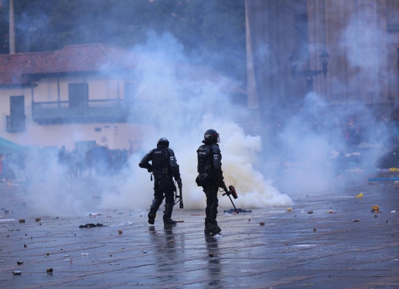 Enfrentamientos entre encapuchados y unidades del Esmad en la calle 26, en Bogotá. FOTO COLPRENSA