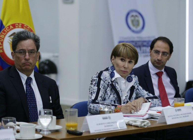El ministro de Hacienda, Alberto Carrasquilla, y la ministra de Trabajo, Alicia Arango, han diferido sobre las propuestas que incluirían el eventual proyecto de reforma pensional. FOTO colprensa