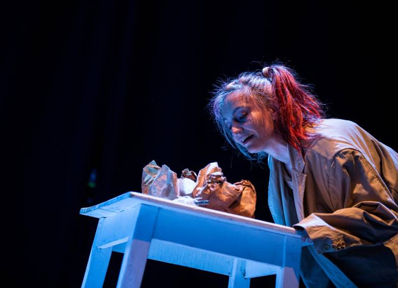 El monólogo Sicosis 4:48 es la carta de despedida de Sarah Kane, dramaturga que abordó este tema en su tratamiento psiquiátrico. El montaje en Medellín lo hace el grupo Delirio Teatral con la actuación de Lina Morales. FOTO Cortesía