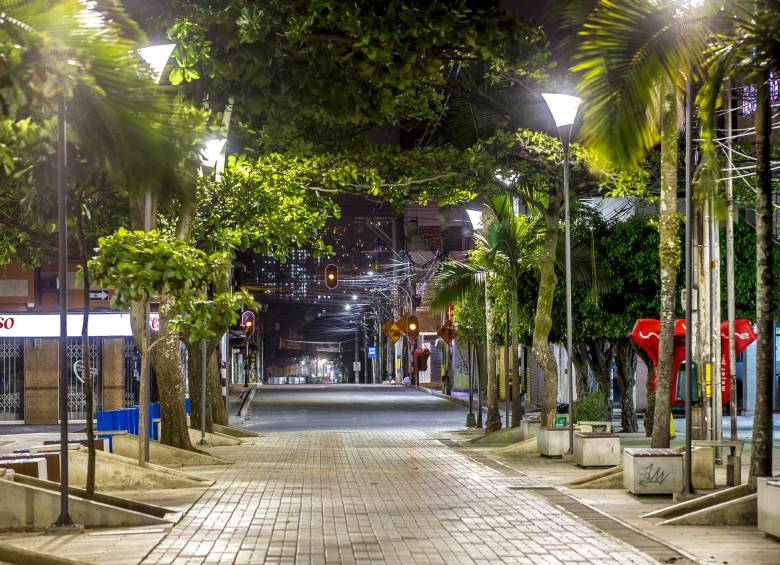 Municipios como Bello, donde implementaron toque de queda para que se respete la cuarentena, seguirán viéndose así, como en la foto. Foto: Juan Antonio Sánchez 