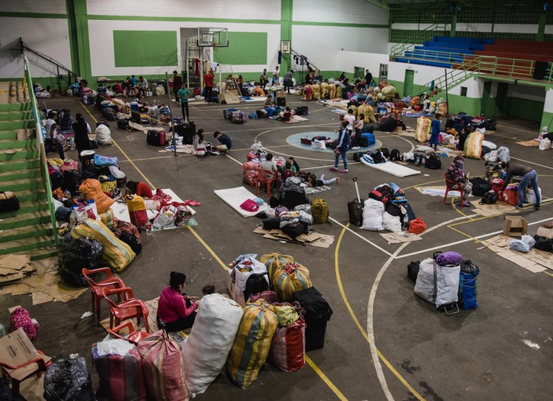 Los 91 ciudadanos venezolanos que pudieron regresar a Copacabana se encuentran albergados en un coliseo del municipio. FOTO sergio rodríguez