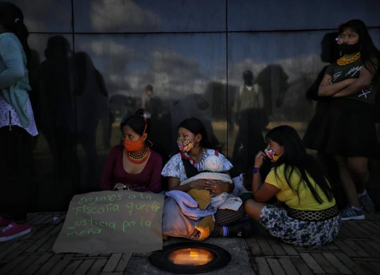 La semana pasada decenas de mujeres indígenas se plantaron en la sede de la Fiscalía pidiendo justicia por casos de abuso sexual. FOTO: COLPRENSA