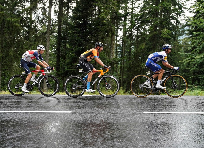 Los ciclistas enfrentaron este jueves unas inclementes condiciones climáticas. FOTO EFE