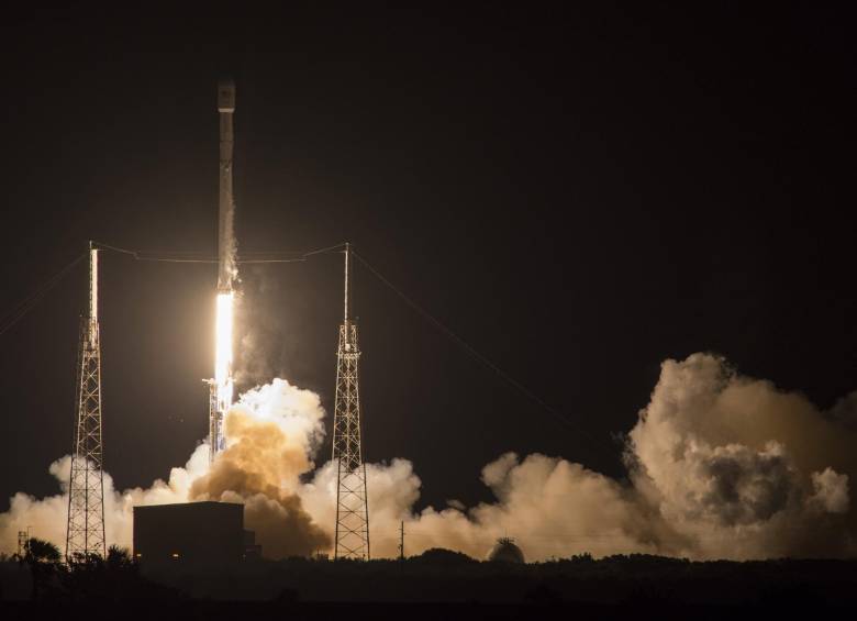Por segunda vez consecutiva, un cohete de la empresa aeroespacial SpaceX logró aterrizar sobre una plataforma en el océano. FOTO AP