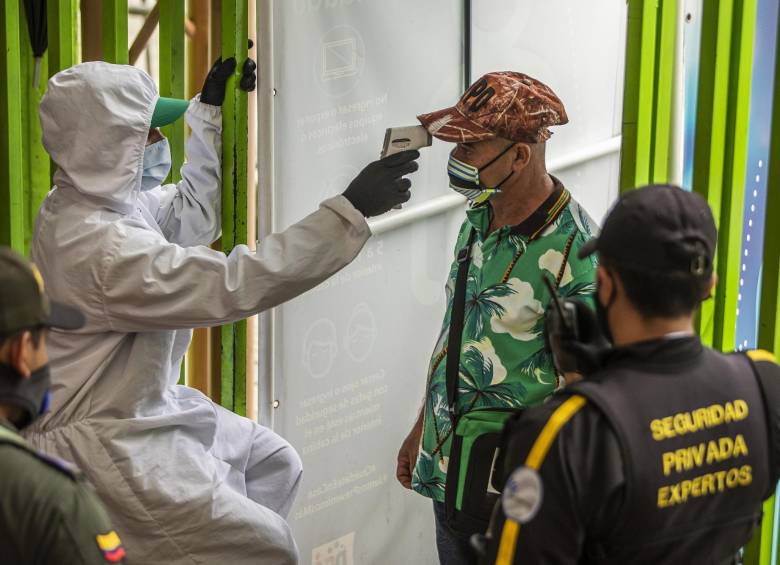 Lentamente se reactiva el comercio en la Plaza Minorista bajo los protocolos de seguridad establecidos por la Alcaldía. FOTO: Carlos Alberto Velásquez