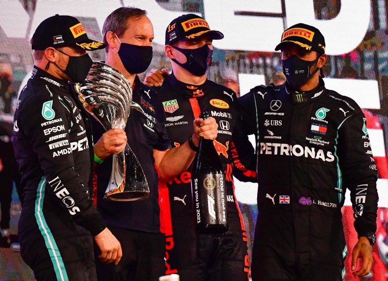 El finlandés Valtteri Bottas, Paul Monaghan de Red Bull, Max Verstappen y Lewis Hamilton en el podio de Abu Dabi. FOTO afp