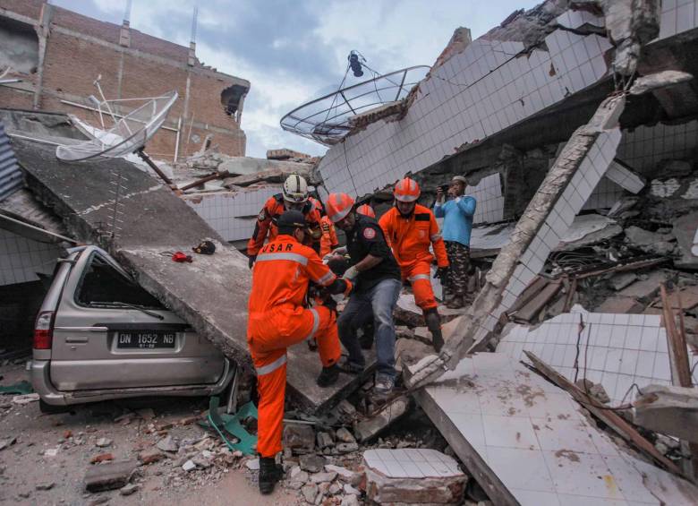 Equipos de rescate ayudan a sacar sobrevivientes. FOTO REUTERS