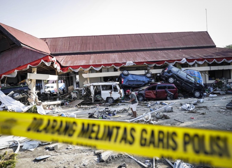 Edificaciones y vehículos destruidos tras el terremoto. FOTO: EFE