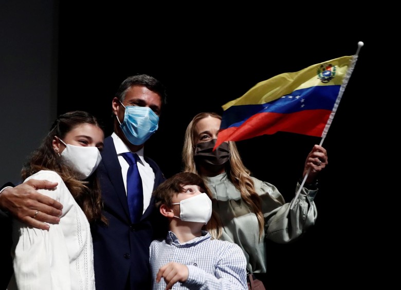 Leopoldo López estuvo en compañía de su esposa Lilian Tintori y dos de sus hijos, Rafaela y Santiago. El líder de Voluntad Popular prometió que regresará a Venezuela. FOTO AFP