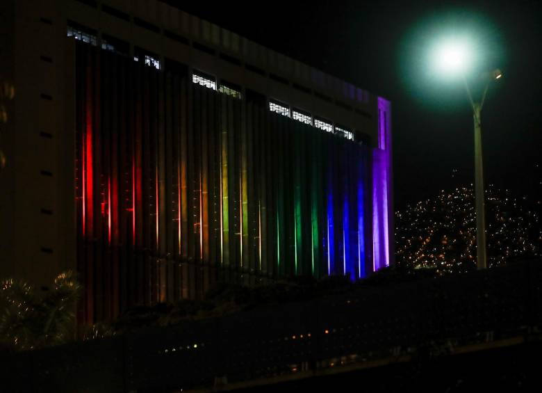 La Gobernación de Antioquia se unió a la conmemoración de los 50 años de la comunidad LGTBIQ iluminando el edificio con los colores del arcoiris. Foto: Jaime Pérez Munévar.