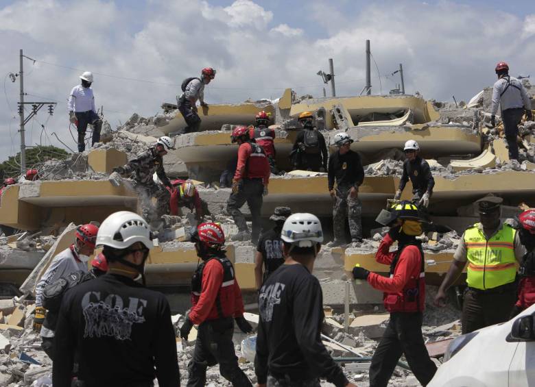 Mientras rescatistas aún excavan en el Hotel Royal y en Pedernales, el saldo es de 577 muertos y 7.015 heridos en el país. FOTO AP