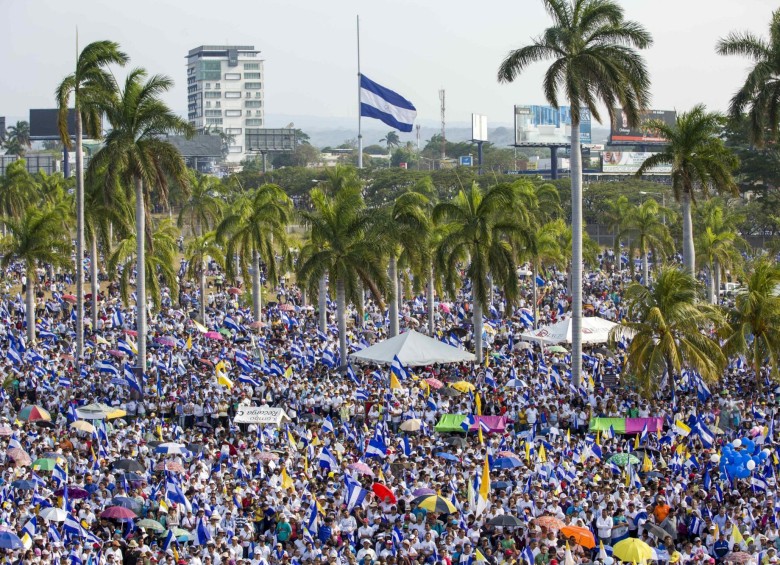 Así se veía uno de los puntos más emblemáticos de Managua, la capital nicaragüense, en la mañana de este domingo, donde miles de ciudadanos redoblaron la presión sobre el régimen. FOTO efe