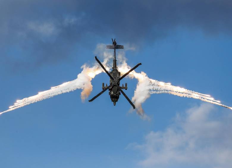 Aunque la gente disfrutó el espectáculo de las acobracias en aviones, la movilidad volvió a generar malestar. FOTO JAIME PÉREZ