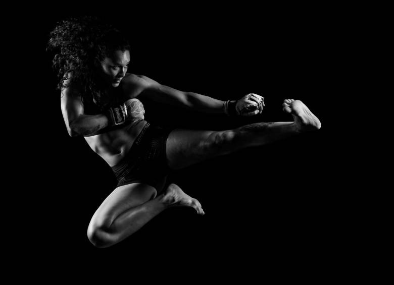 Alejandra Lara, llamada simplemente Azul, va escribiendo, de a poco, una historia que quiere sea importante en las artes marciales mixtas del mundo. FOTO cortesía studio black silver