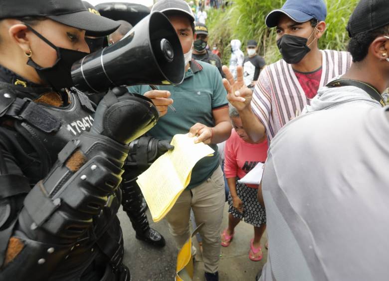 El Esmad ayudó con la logística de entrega de este martes. FOTO CAMILO SUÁREZ