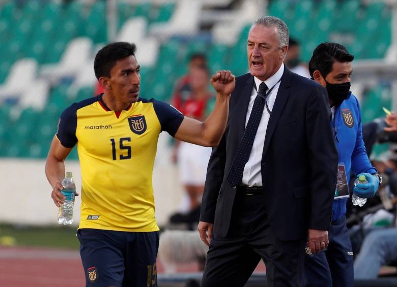 El técnico argentino Gustavo Alfaro pierde a seis jugadores para el duelo contra Colombia por coronavirus. FOTO EFE