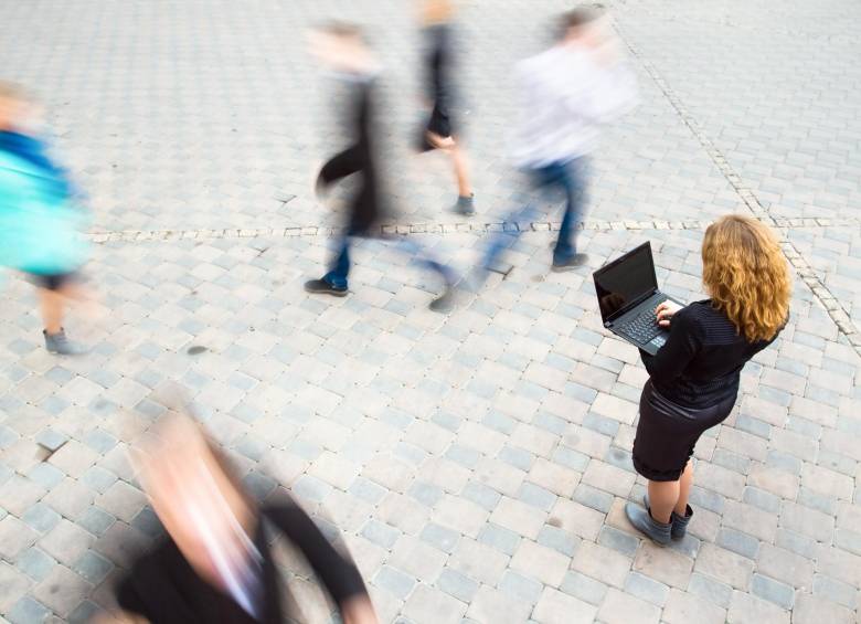 Organizar el tiempo, disminuir la dependencia de los aparatos electrónicos y destinar diariamente un espacio para compartir con amigos y familiares, las claves para vivir mejor. FOTO Shutterstock