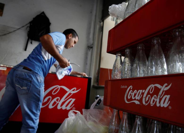 La empresa que embotella la Coca Cola en Venezuela anunció que cesará su producción por falta de azucar. FOTO reuters