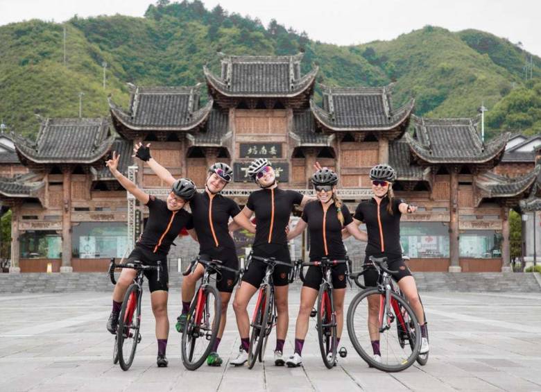 Las neozelandesas Mikayla Harvey, Grace Anderson y Georgia Catterick; las estadounidenses Alexandra Millard y Libby Caldwell; y la nipona Shoko Kashiki, del Team Illuminate. FOTO Fedeciclismo