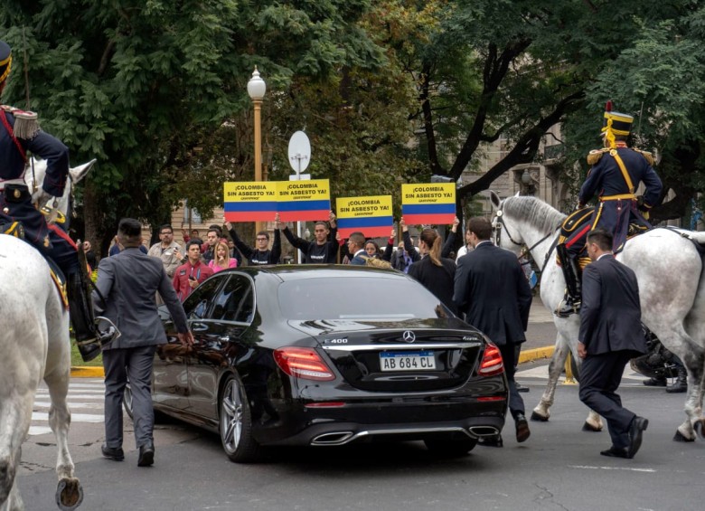 Los manifestantes se hicieron frente de donde pasó el presidente Duque. FOTO Cortesía Greenpeace