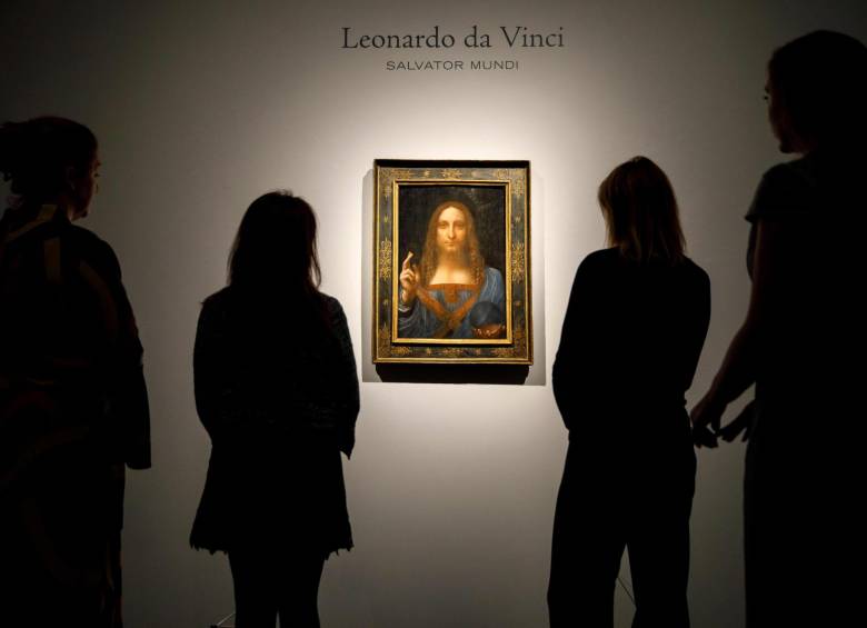 Imagen de octubre de 2017 de empleados de Christie's observando la pintura antes de la subasta. FOTO AFP