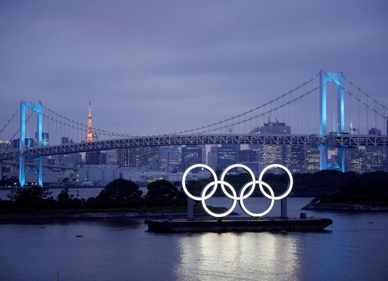 Los aros olímpicos iluminan el agua cerca del Puente del Arco Iris en el Parque Marino de Odaiba (Japón). FOTO EFE