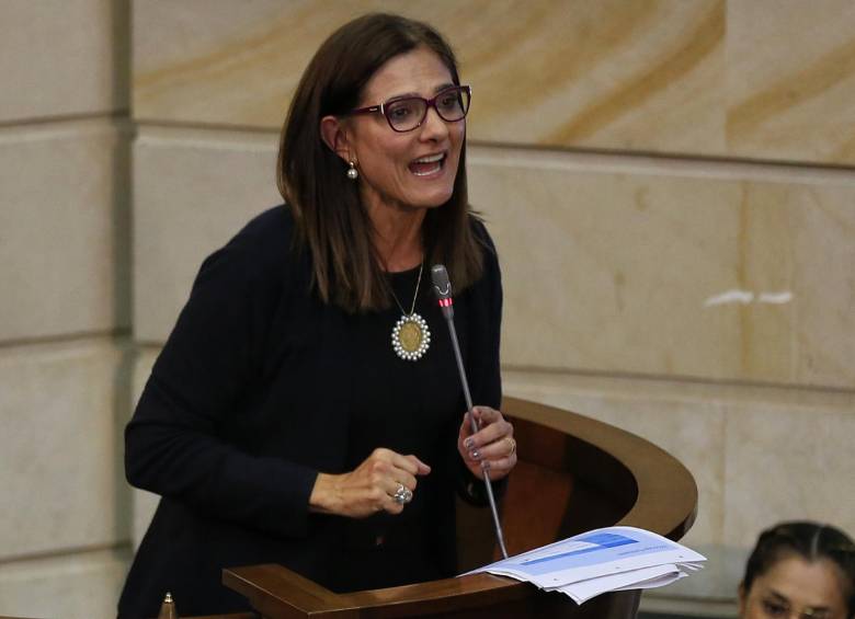 La ministra de Transporte, Ángela Orozco, destacó que ya hay solicitudes de nuevas rutas aéreas. FOTO: Colprensa.