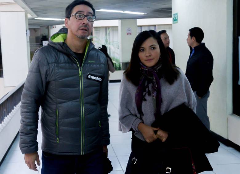 Yadira Aguagallo (foto) fue la pareja del fotógrafo Paúl Rivas, secuestrado y asesinado por las disidencias de las Farc. En la imagen está acompañada de Ricardo, hermano de Rivas. FOTO cortesía