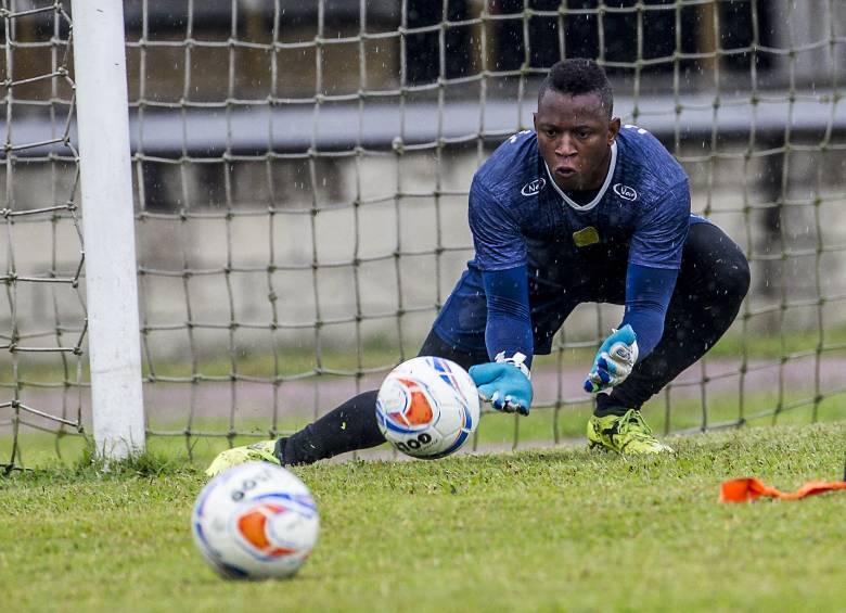 Con sus 1,83 metros de estatura, Cristian Arroyave trabaja para hacerse a un nombre en el fútbol colombiano. Por el momento ya lo reconocen como el antipenal de Leones. FOTO jaime pérez