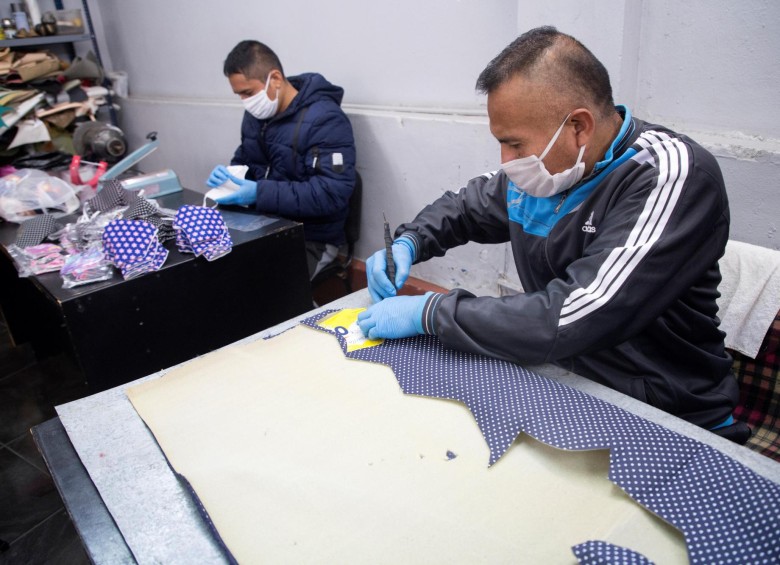 Presos confeccionando mascarillas en el penal de Lurigancho en Lima. FOTO EFE