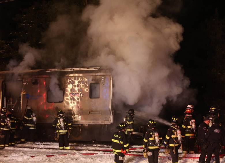 Por lo menos seis personas murieron en la noche de este martes luego de que un tren de pasajeros chocará contra un vehículo. FOTO AP