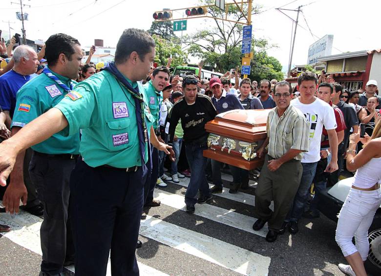 Familiares, amigos e incluso opositores asistieron al funeral de Roa en San Cristóbal. FOTO afp