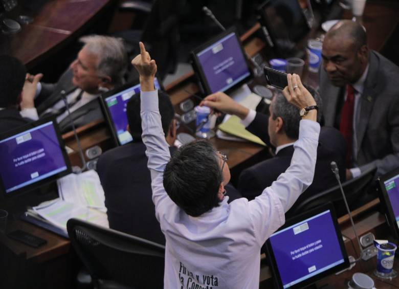 Claudia López, promotora de la consulta durante la sesión del Congreso. FOTO Colprensa