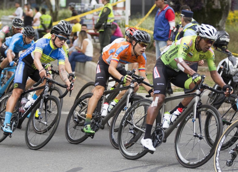 José Tito Hernández (centro) se destacó en el Tour Colombia 2.1 como líder de la montaña en dos etapas. FOTO Edwin Bustamante