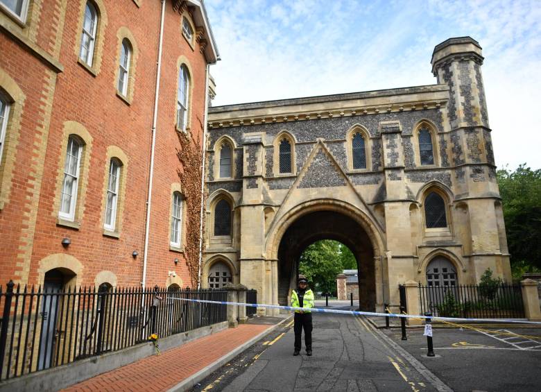 Agentes de policía aseguraron un cordón policial en Abbey Gateway, cerca del parque Forbury Gardens, en Reading, al oeste de Londres. FOTO AFP