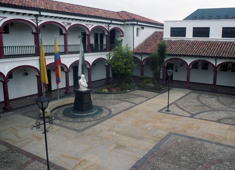 Los policías heridos hacen parte de la seguridad del Concejo de Bogotá. FOTO COLPRENSA