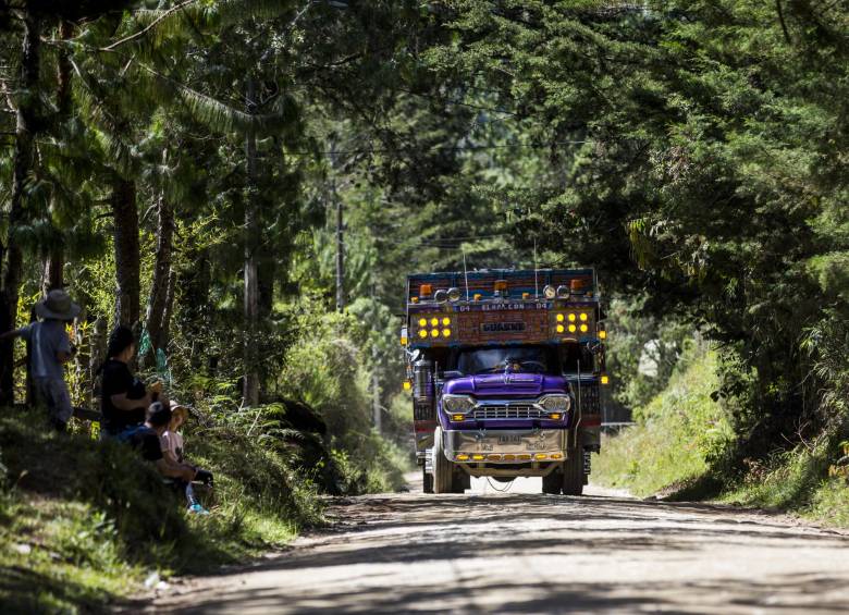 Familias enteras salen a esperar el paso de las chivas, que tienen horario fijo, por sus veredas. FOTO julio césar herrera 